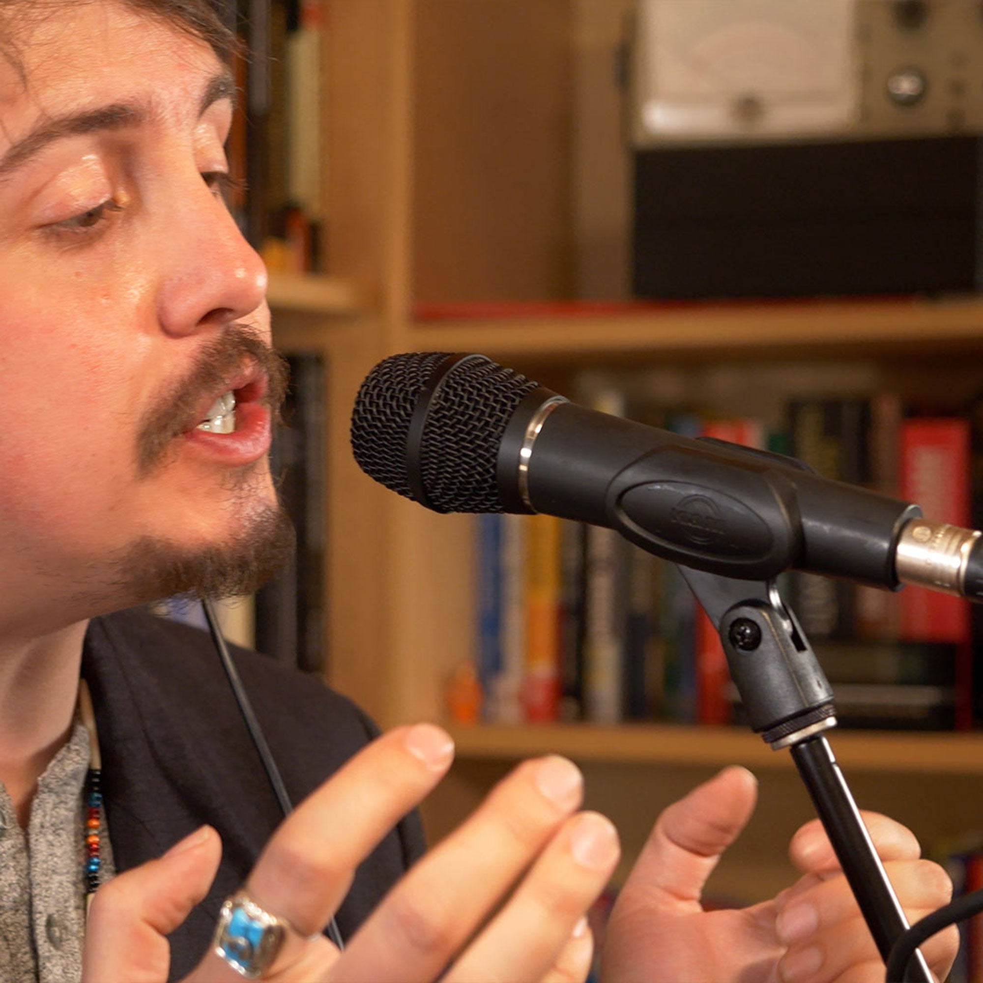 Earthworks SR117 Supercardioid Condenser Vocal Microphone with FREE 20' XLR Cable