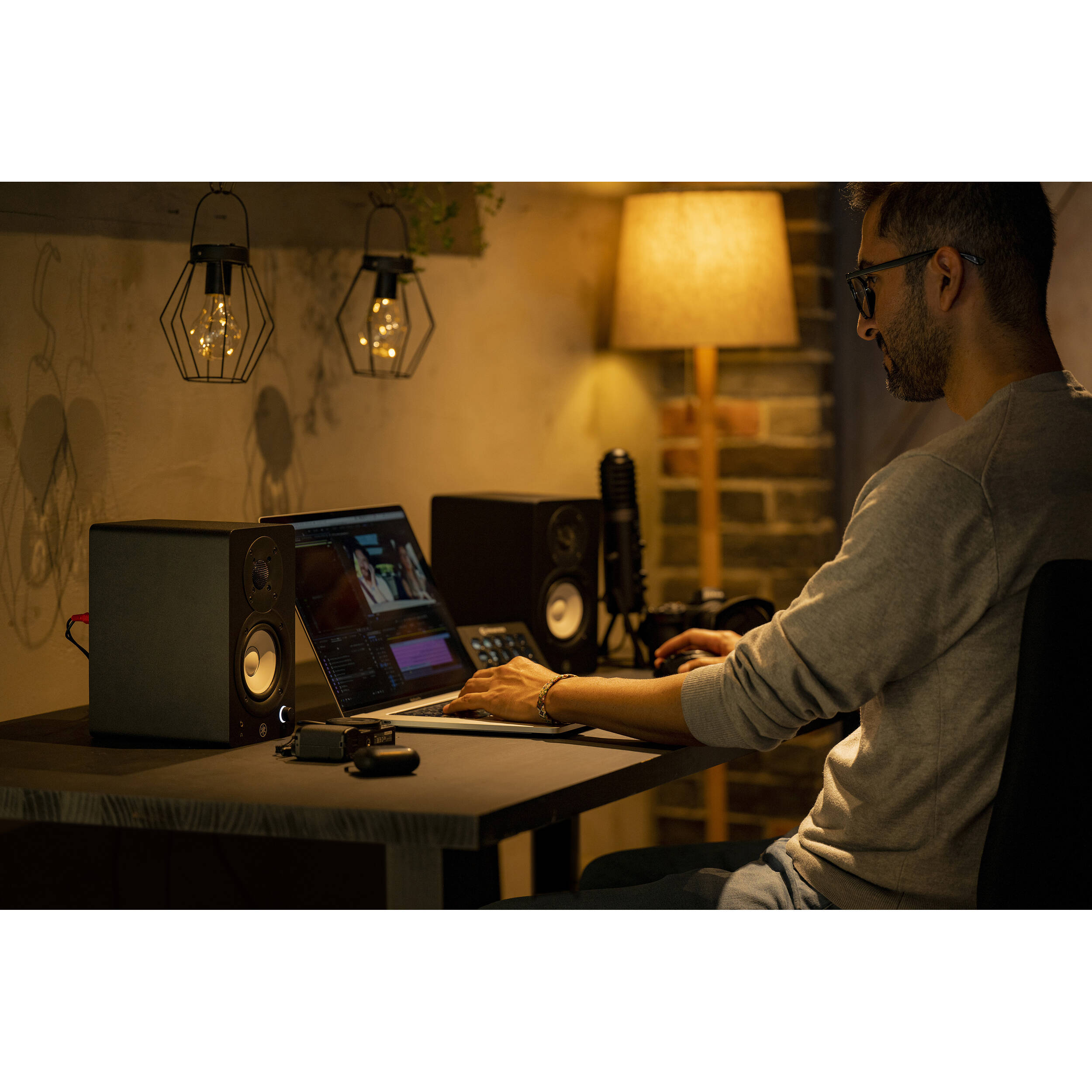 Yamaha HS4 Active 4.5" 2-Way Studio Monitors (Pair, Black)