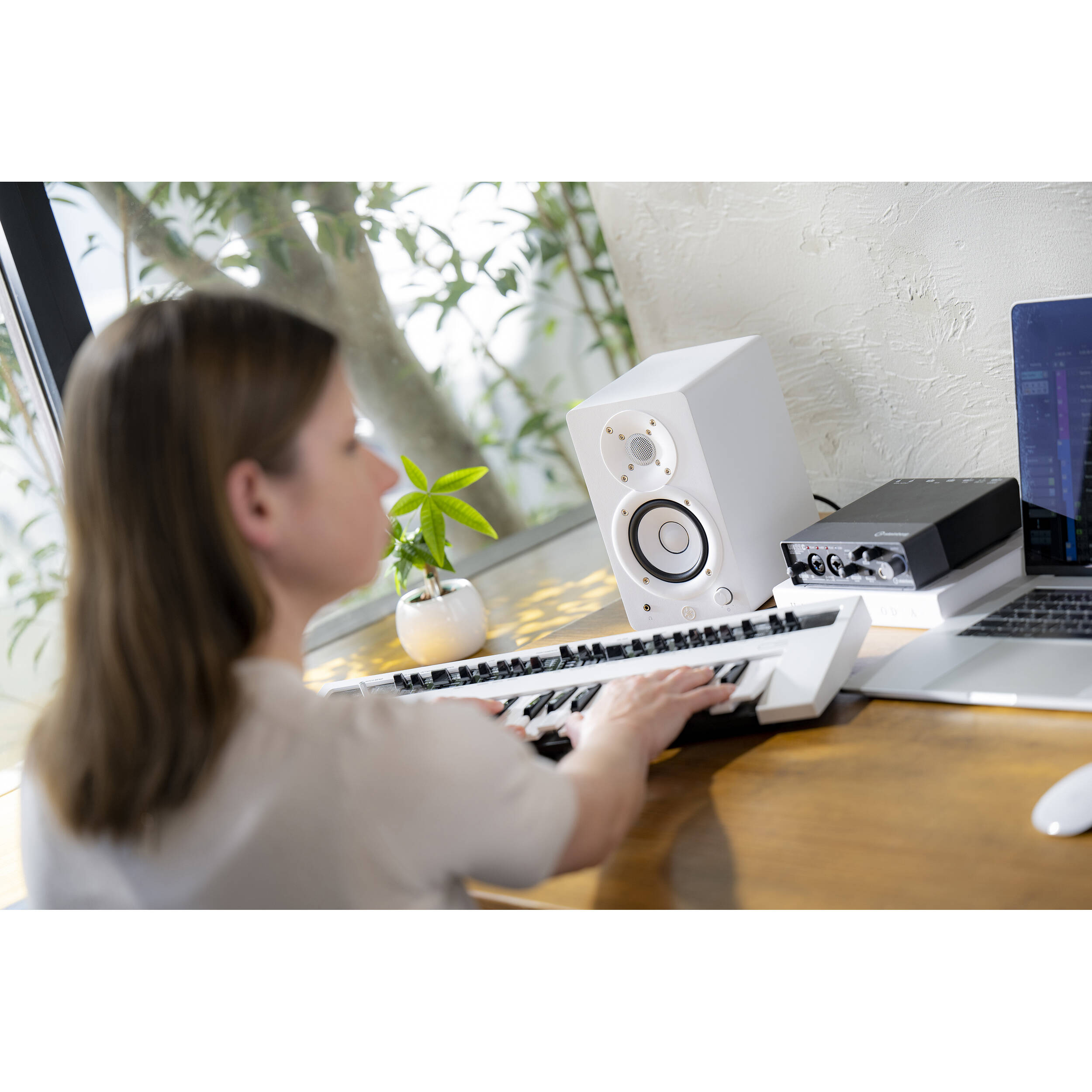 Yamaha HS4 Active 4.5" 2-Way Studio Monitors (Pair, White)