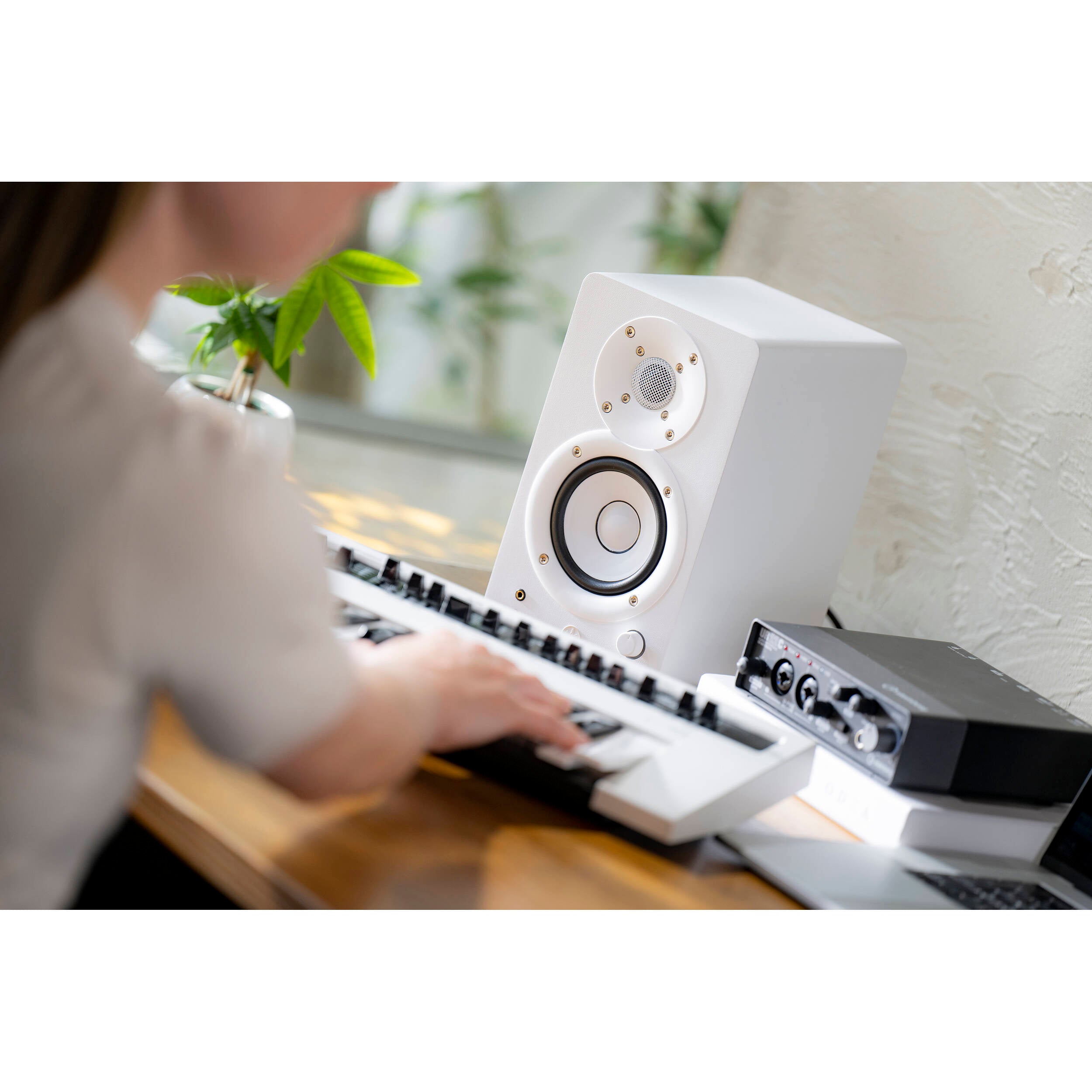 Yamaha HS4 Active 4.5" 2-Way Studio Monitors (Pair, White)