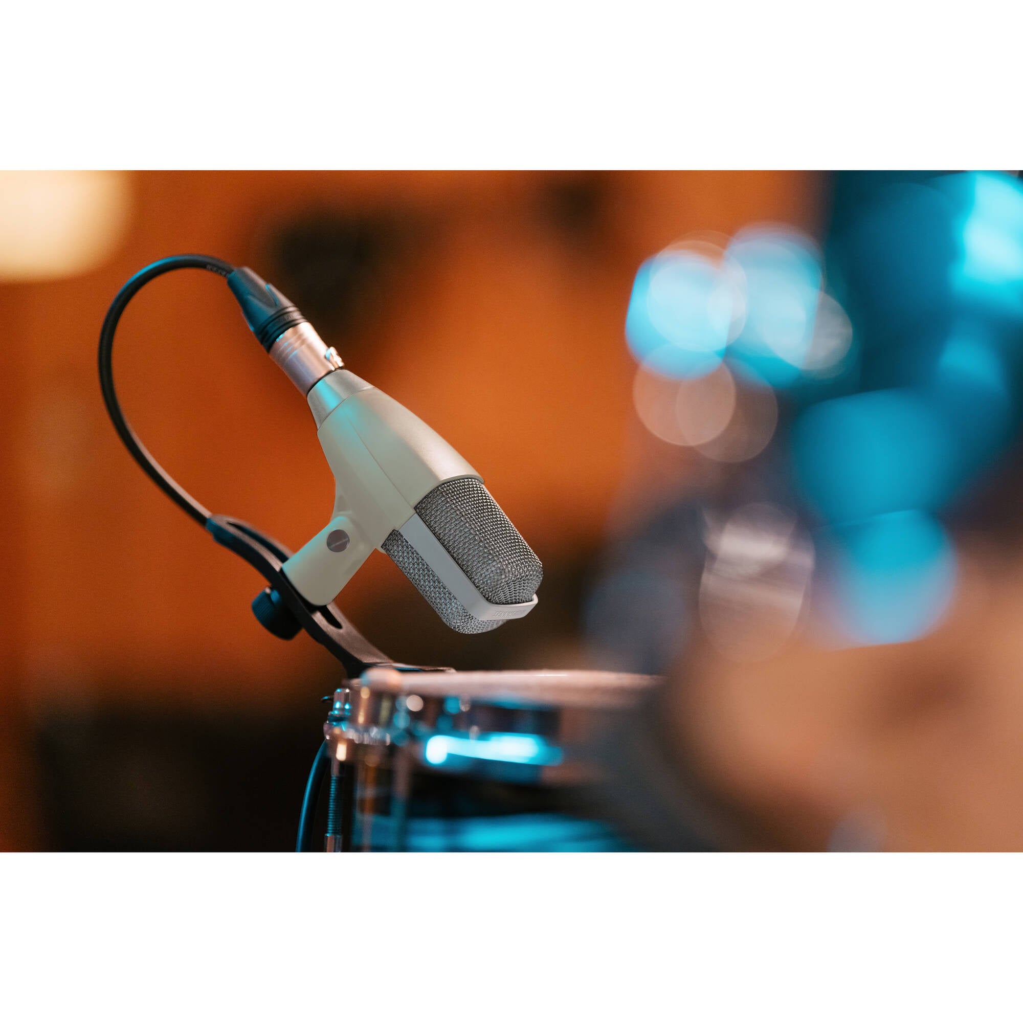 Sennheiser MD 421 Kompakt 80th Edition Cardioid Dynamic Microphone with Drum Clamp (Gray/Cream)