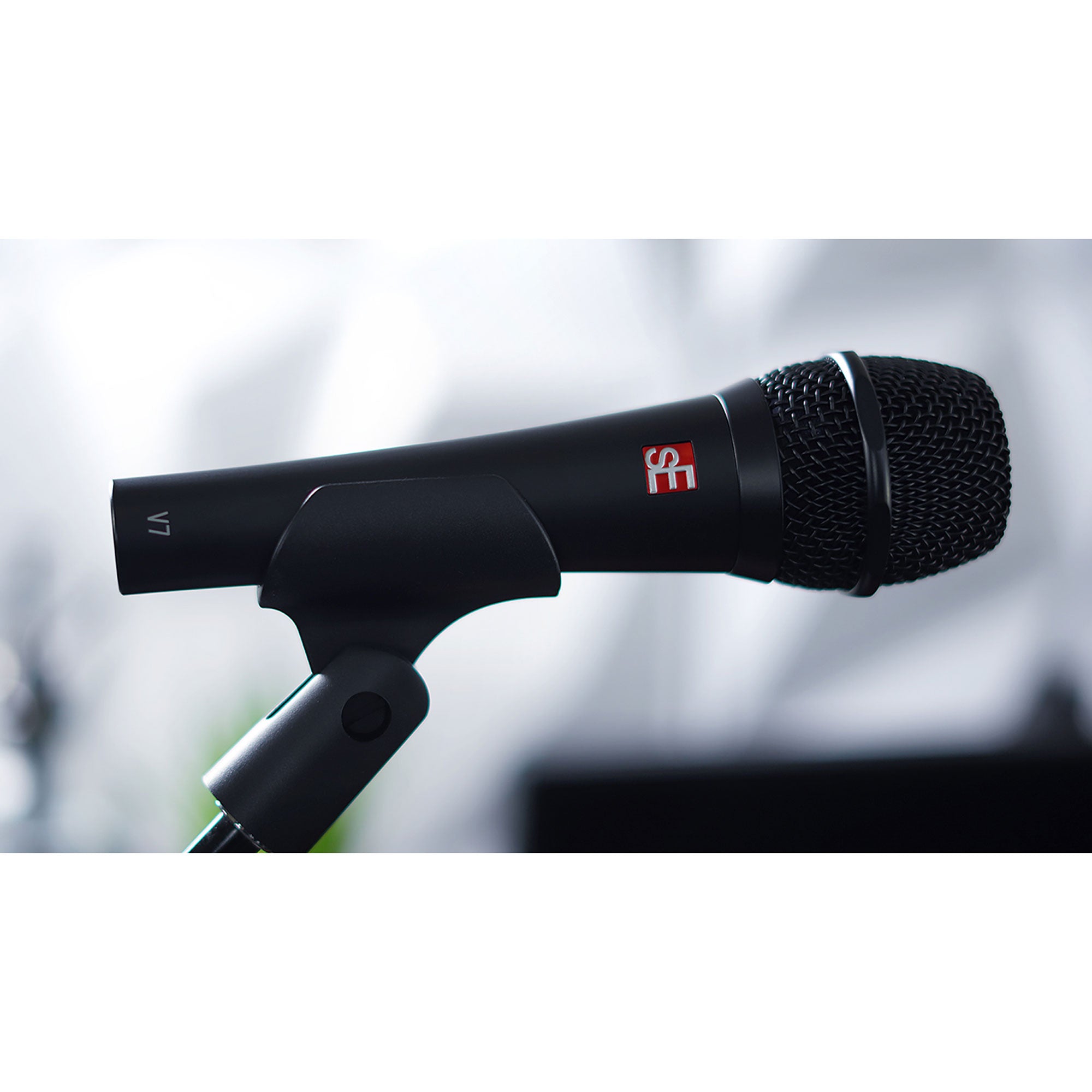 sE Electronics V7 Supercardioid Dynamic Handheld Microphone (Black)